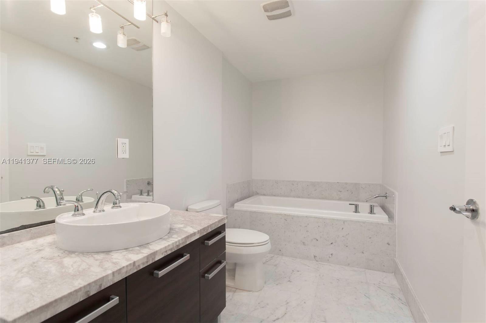 244 Biscayne Blvd #2107, Miami FL 33132