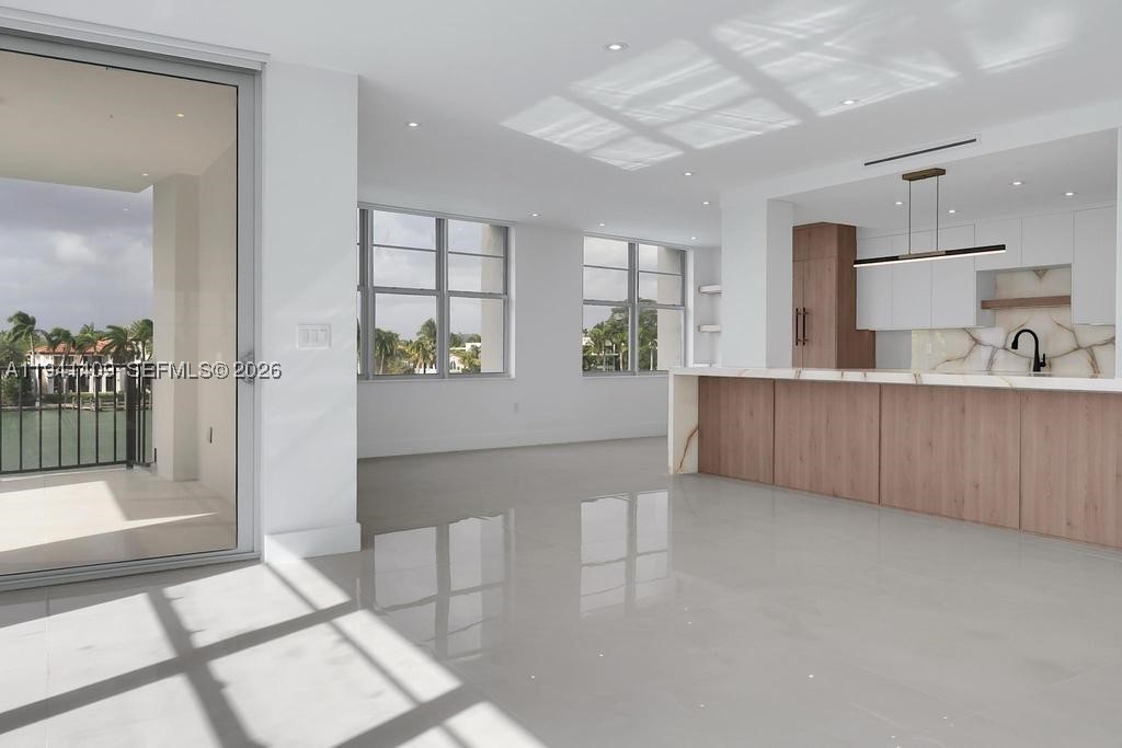 Miami Beach FL 33140 - A11941409