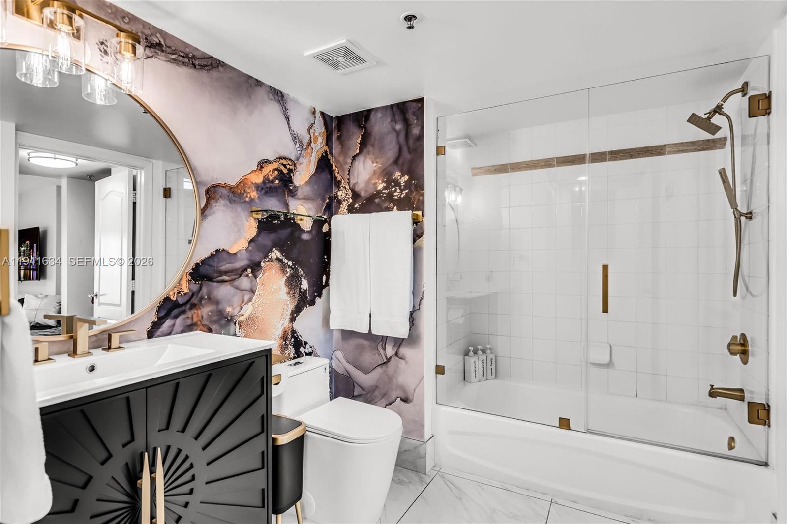 1200 Brickell Bay Dr #2807, Miami FL 33131