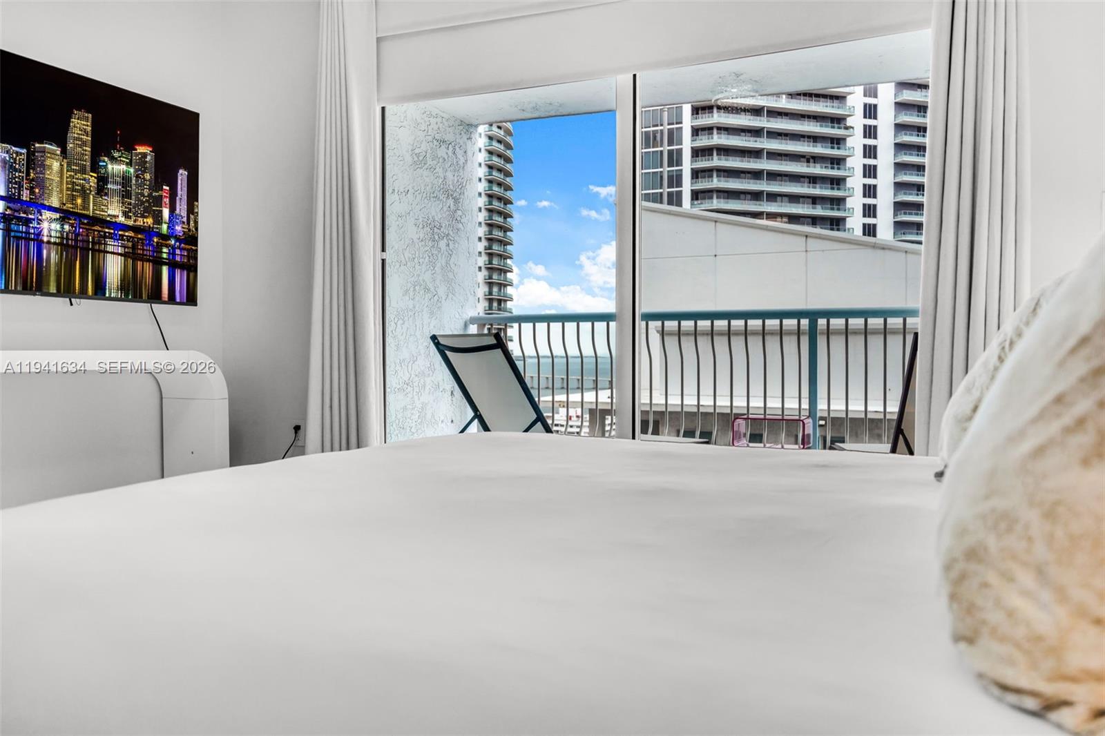 1200 Brickell Bay Dr #2807, Miami FL 33131