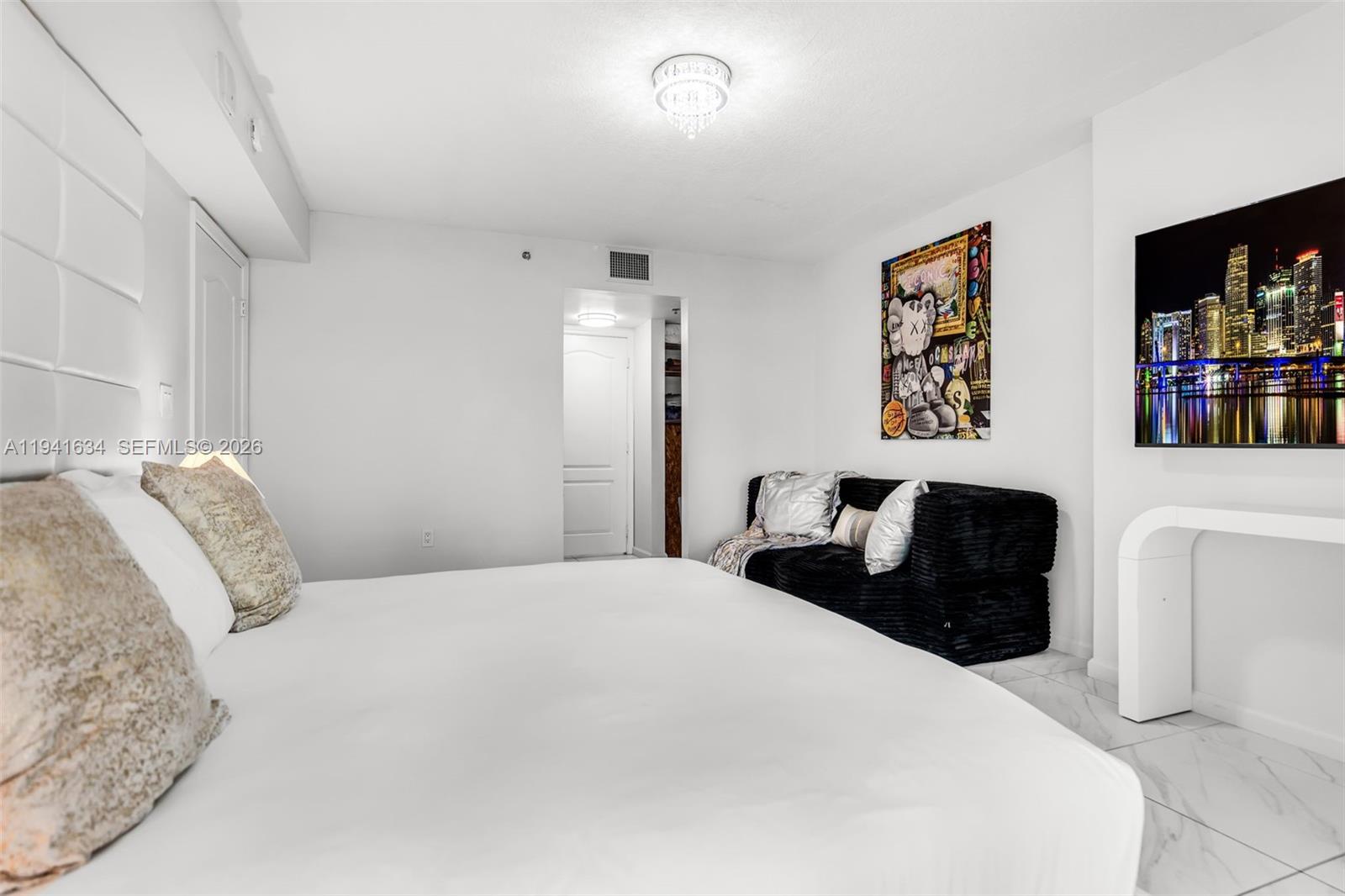 1200 Brickell Bay Dr #2807, Miami FL 33131