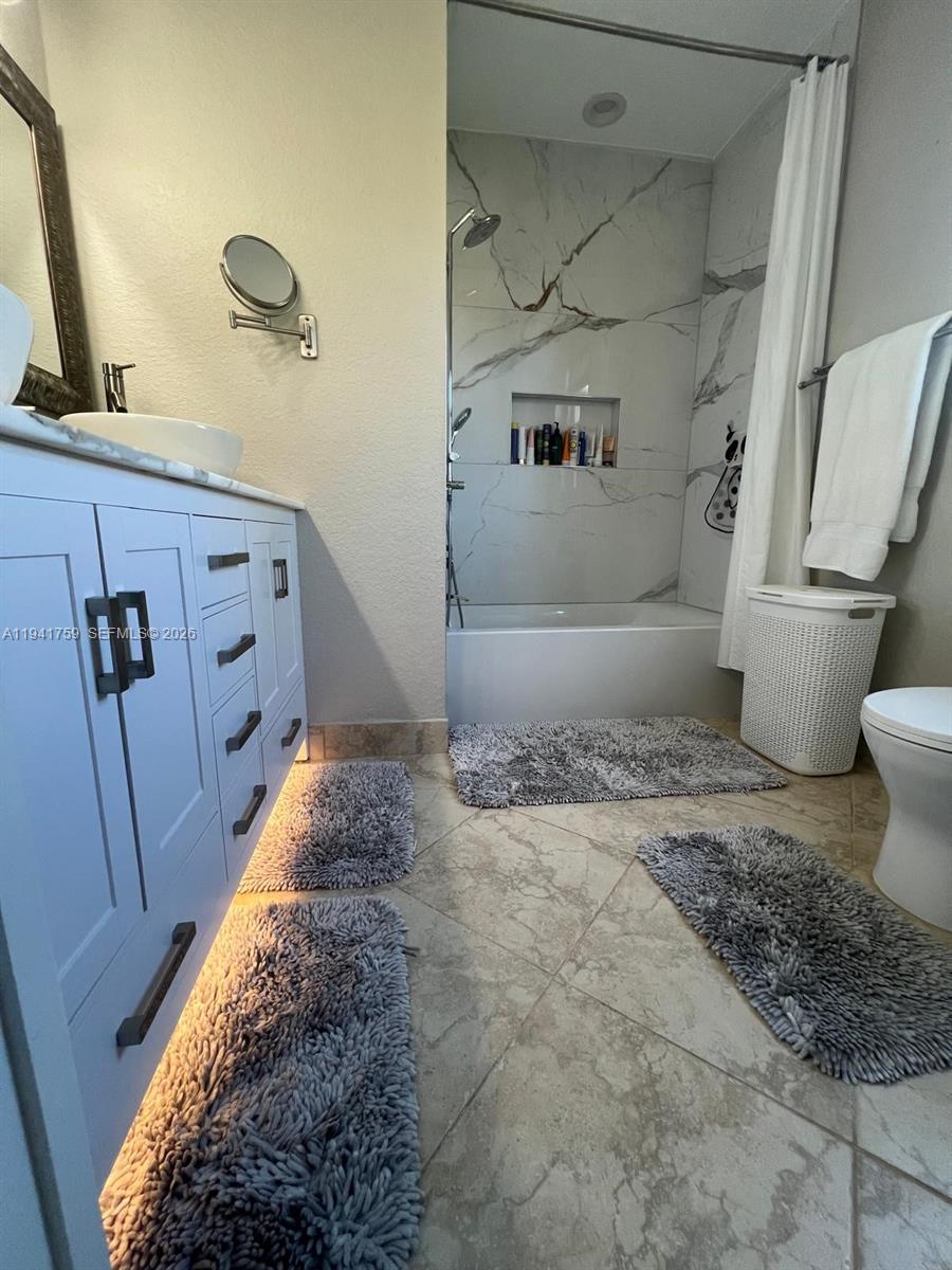 75 Gulfstream Rd #211B, Dania Beach FL 33004