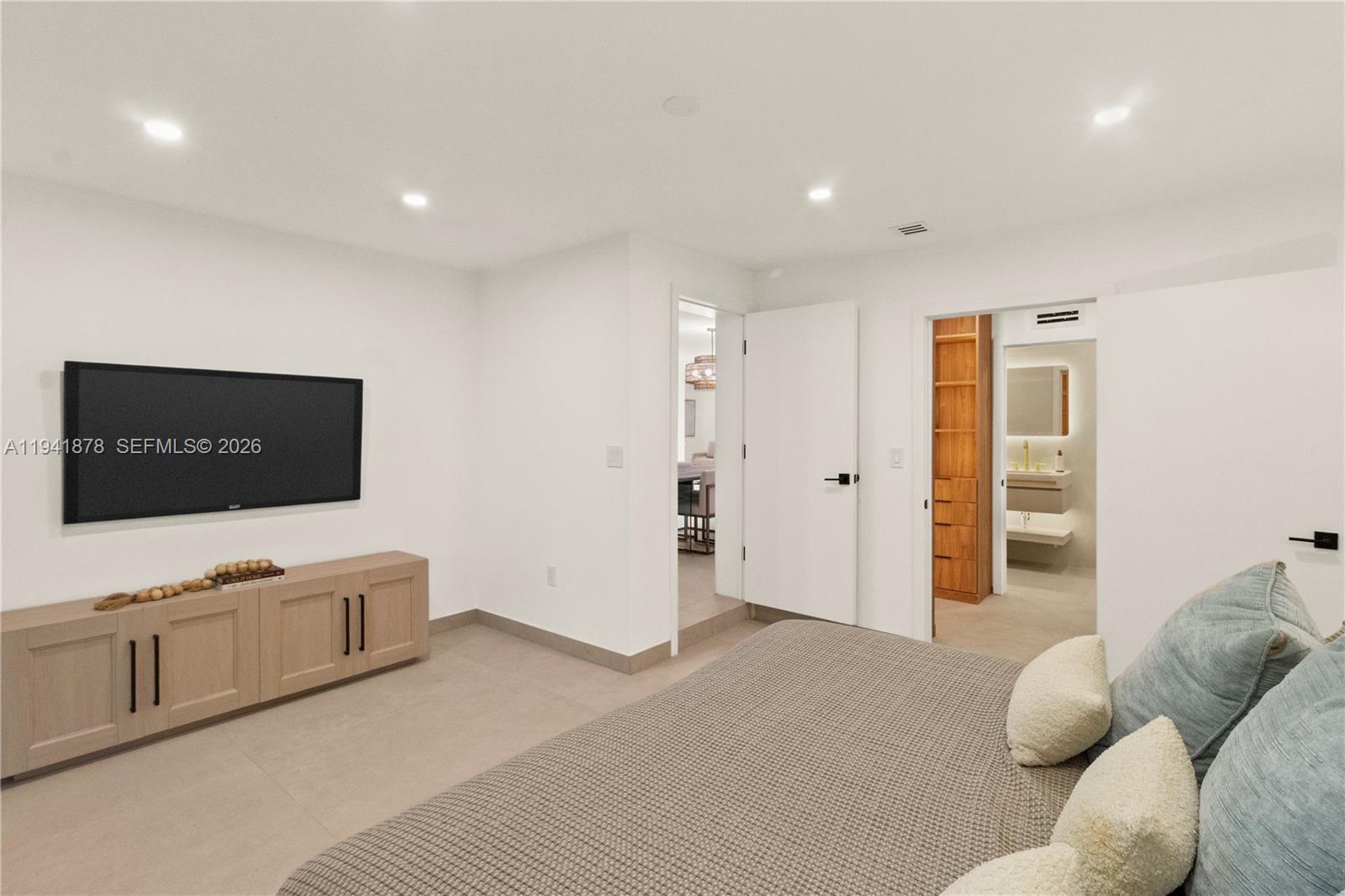 435 W 43rd St, Miami Beach FL 33140