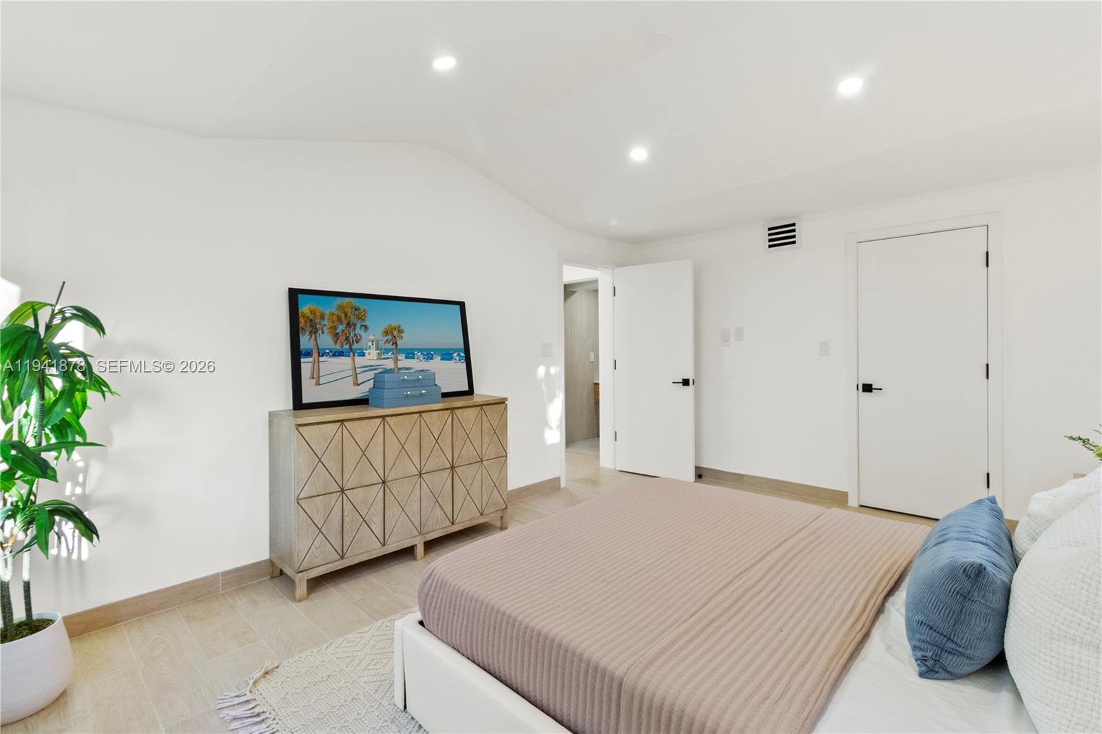 435 W 43rd St, Miami Beach FL 33140
