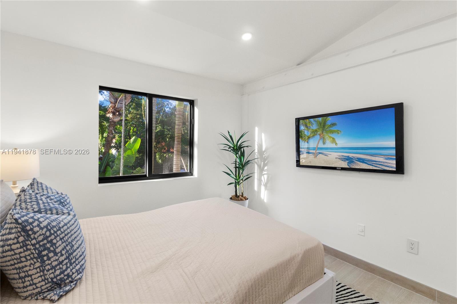 435 W 43rd St, Miami Beach FL 33140