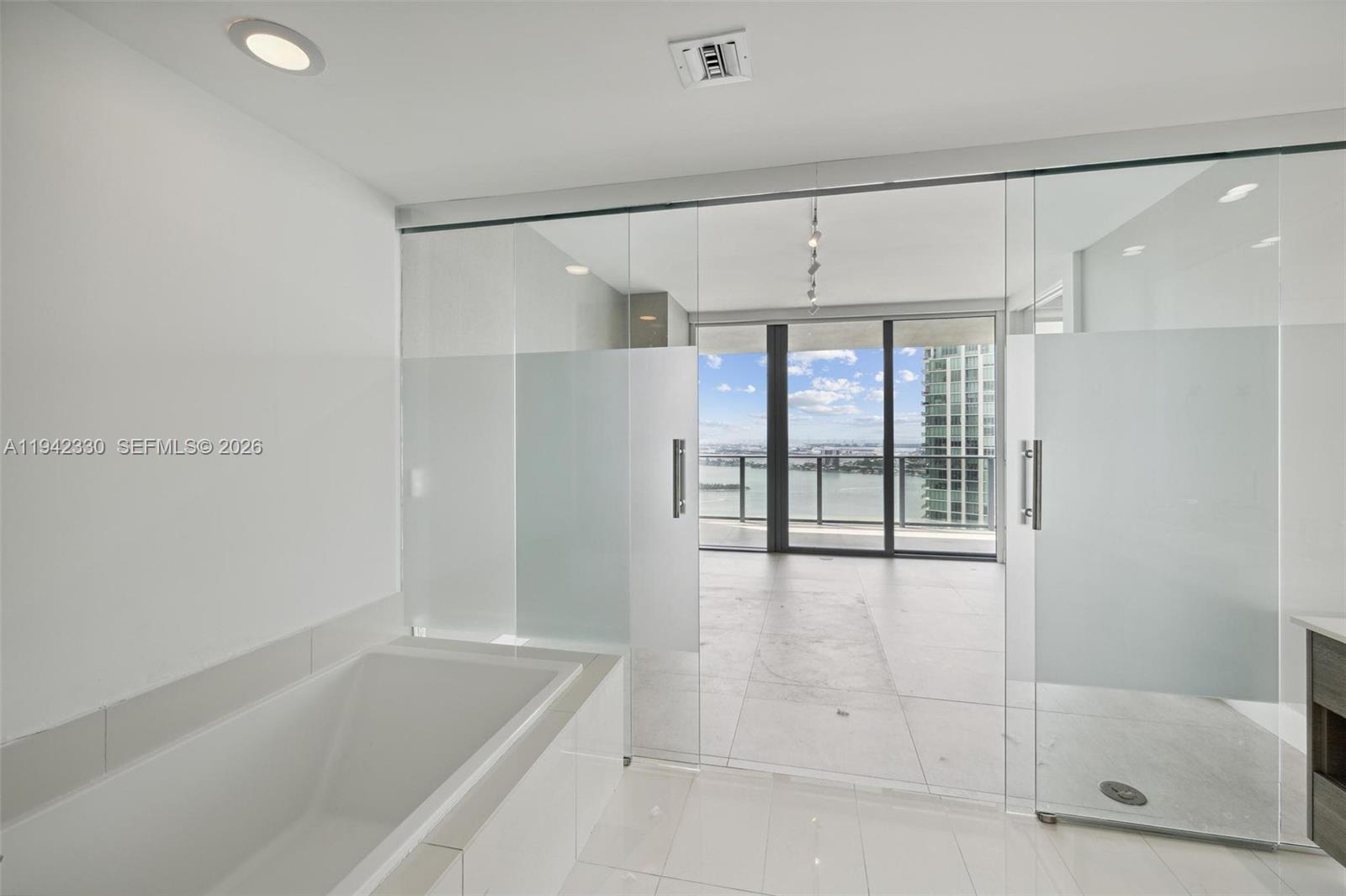 650 NE 32nd St #4203, Miami FL 33137
