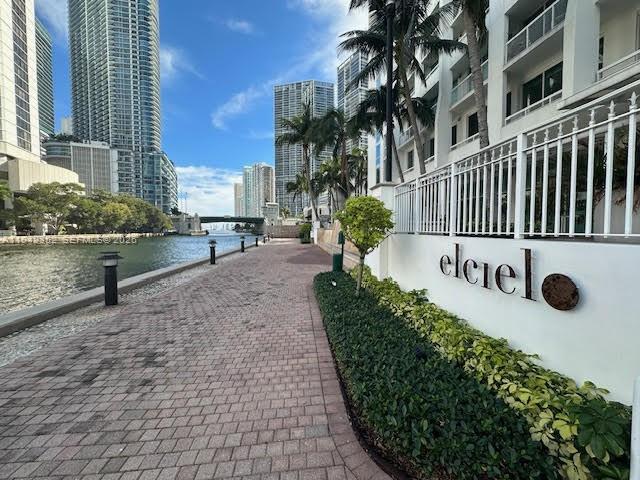 41 SE 5th St #2112, Miami FL 33131