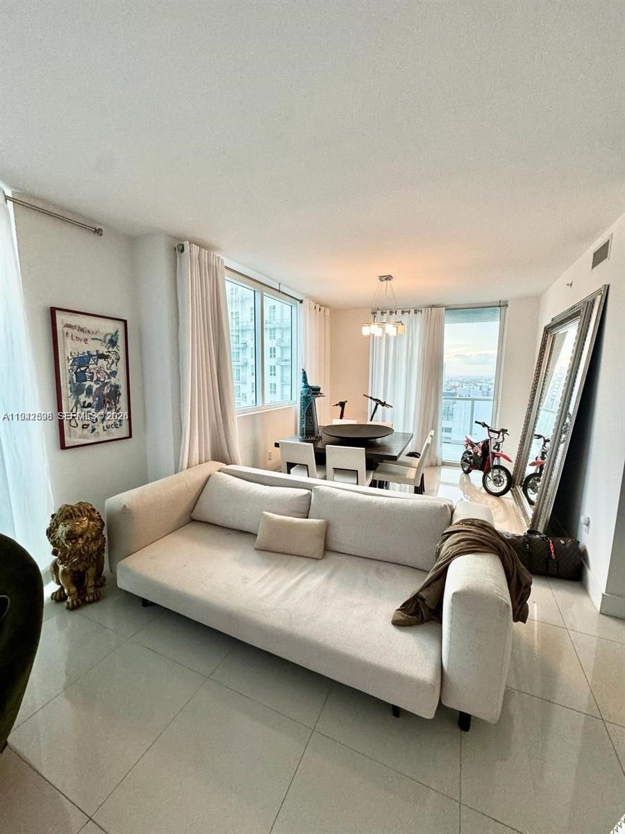 253 NE 2nd St #3308, Miami FL 33132