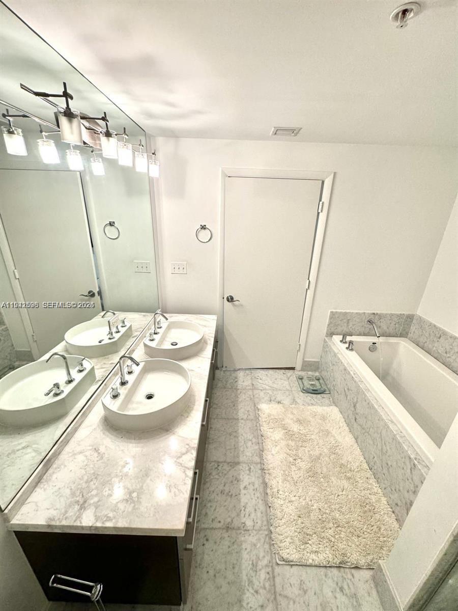 253 NE 2nd St #3308, Miami FL 33132