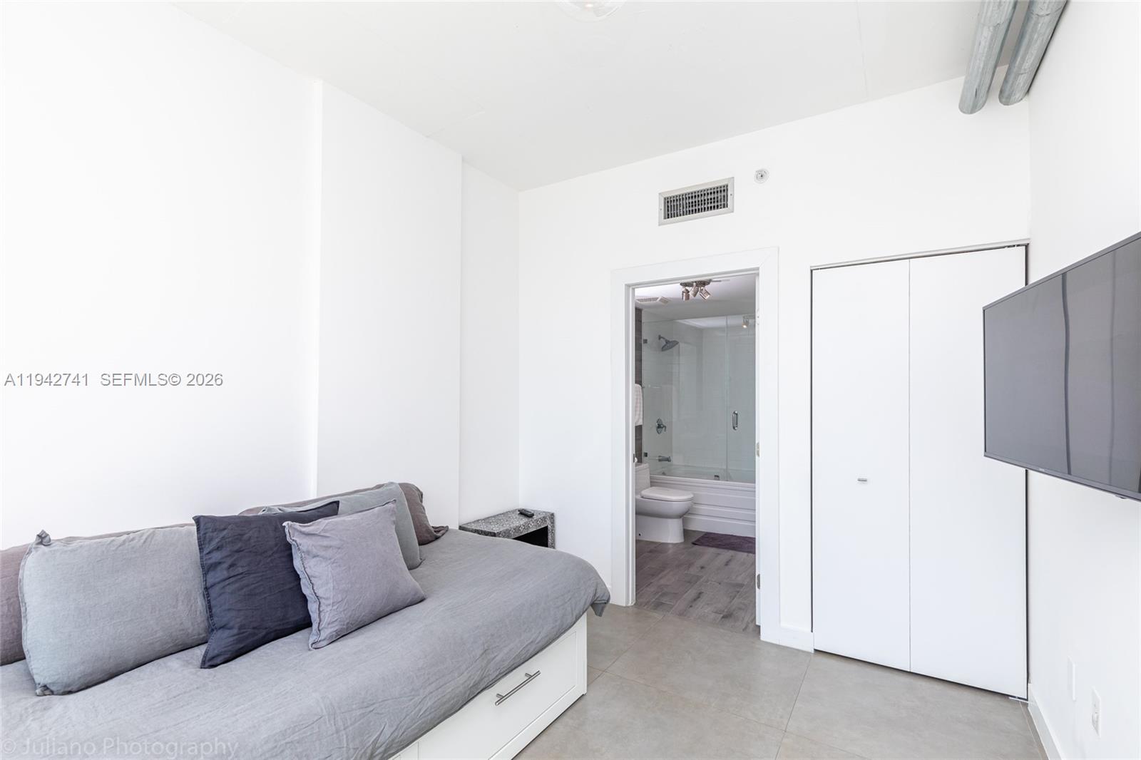690 SW 1st Ct #PHI17, Miami FL 33130