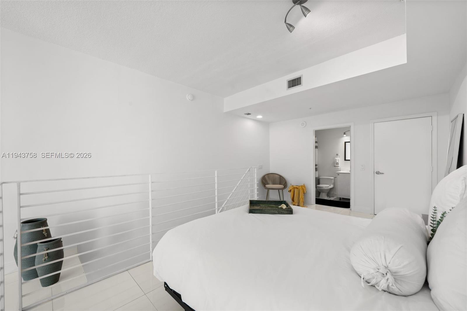 60 SW 13th St #2812, Miami FL 33130
