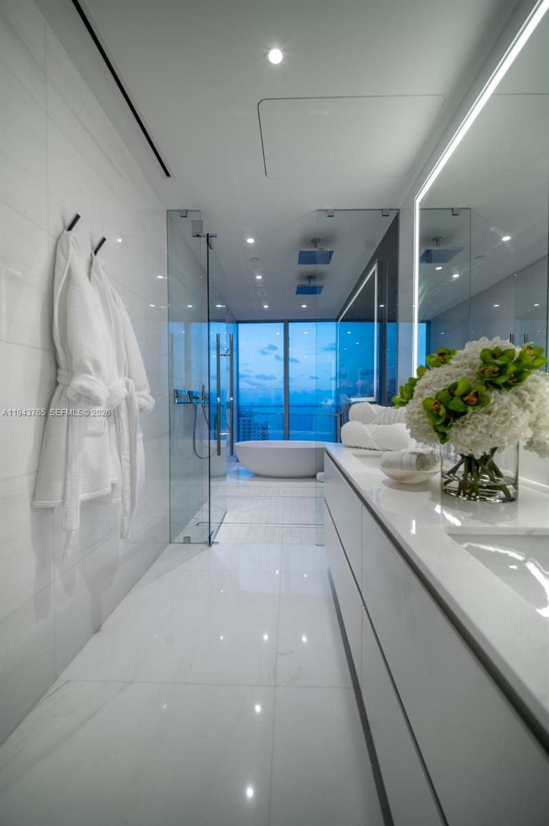 300 Biscayne Blvd Way #3403, Miami FL 33131