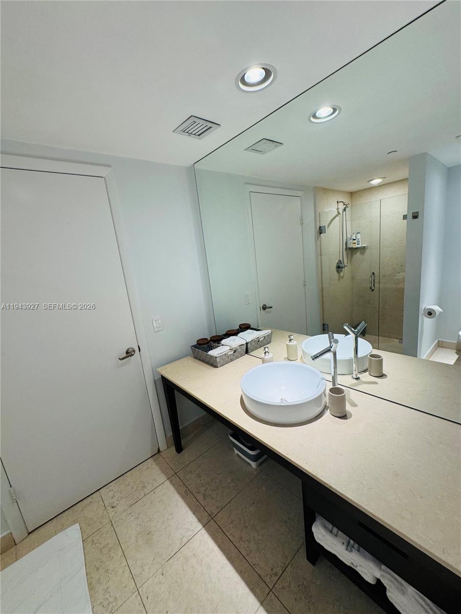 465 Brickell Ave #618, Miami FL 33131