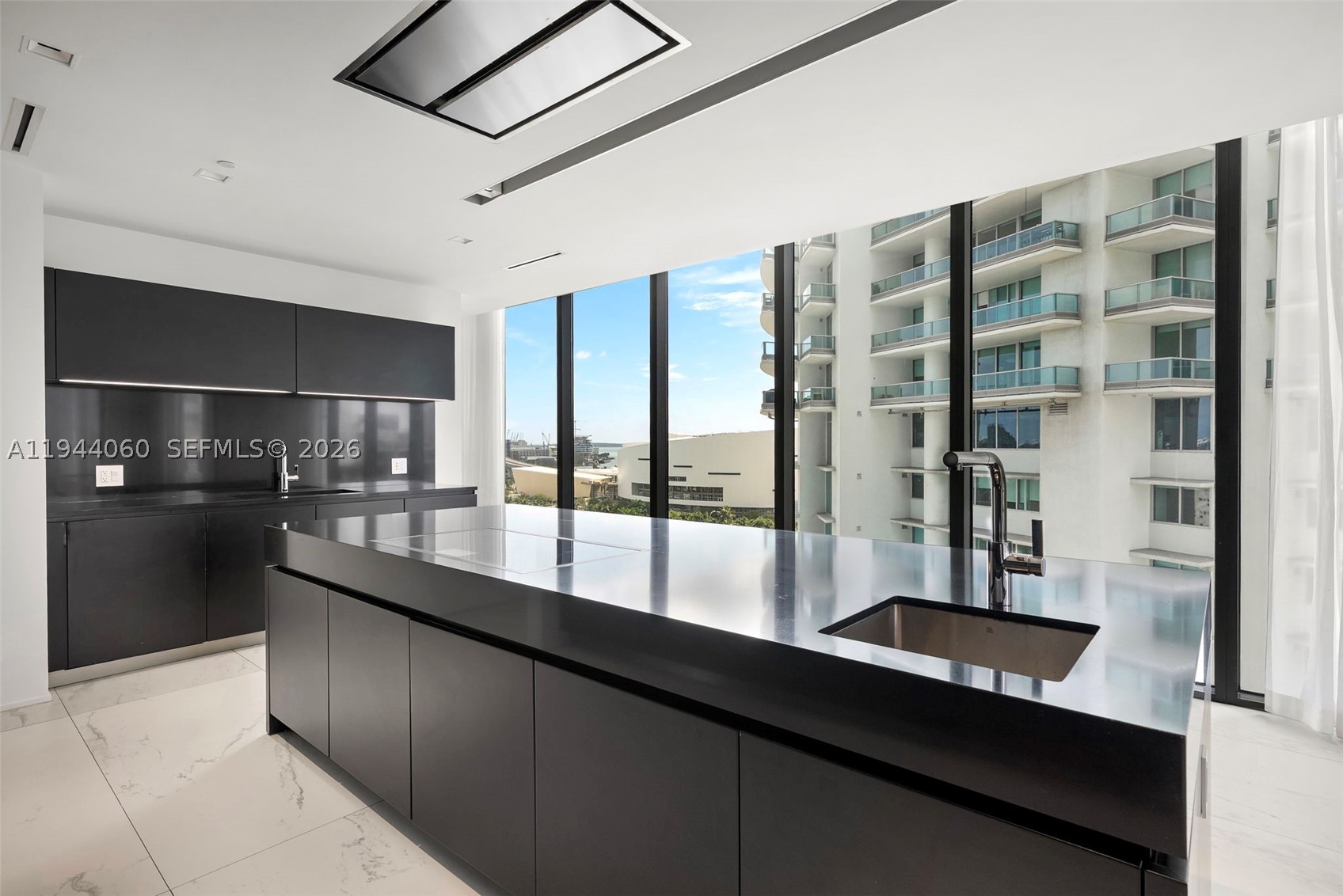 1000 Biscayne Blvd #TH1201, Miami FL 33132