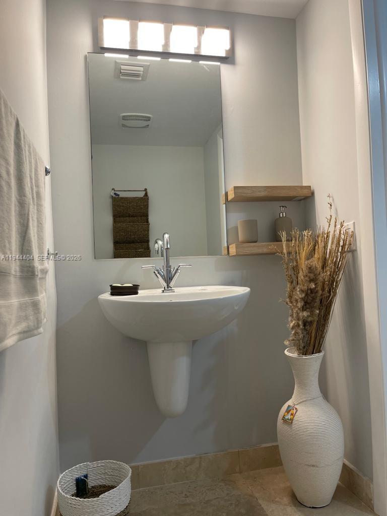 41 SE 5th St #1215, Miami FL 33131