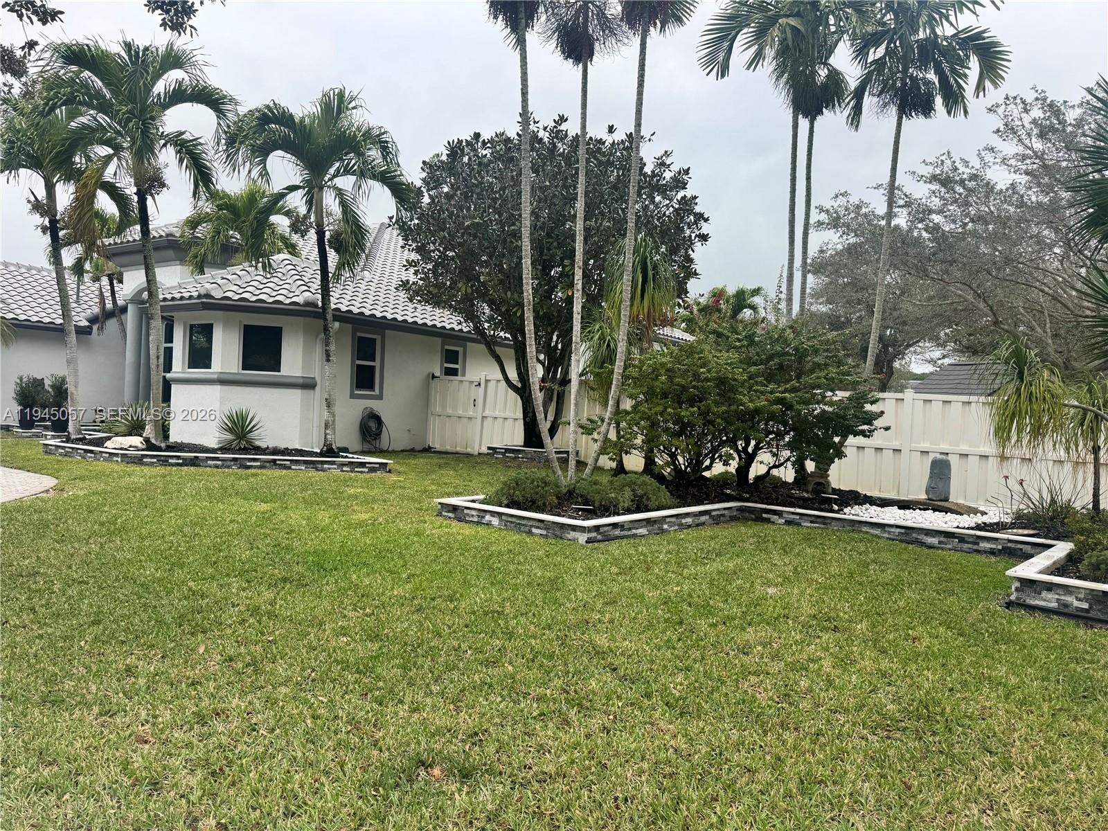 13707 NW 21st St, Pembroke Pines FL 33028
