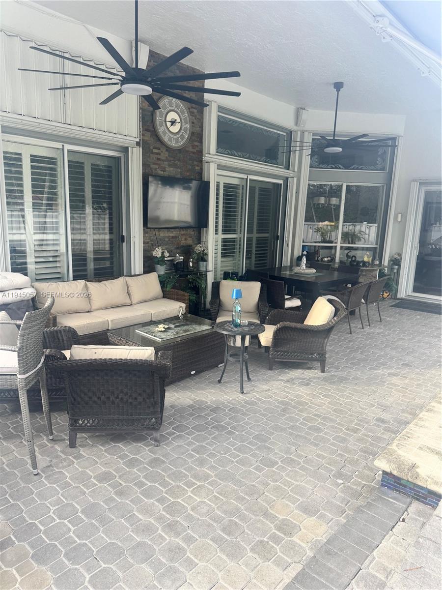 13707 NW 21st St, Pembroke Pines FL 33028