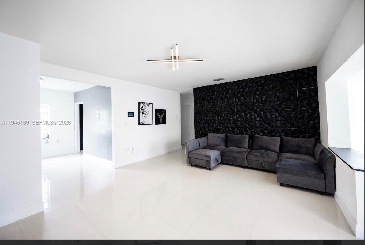 3135 NW 18th St, Miami FL 33125