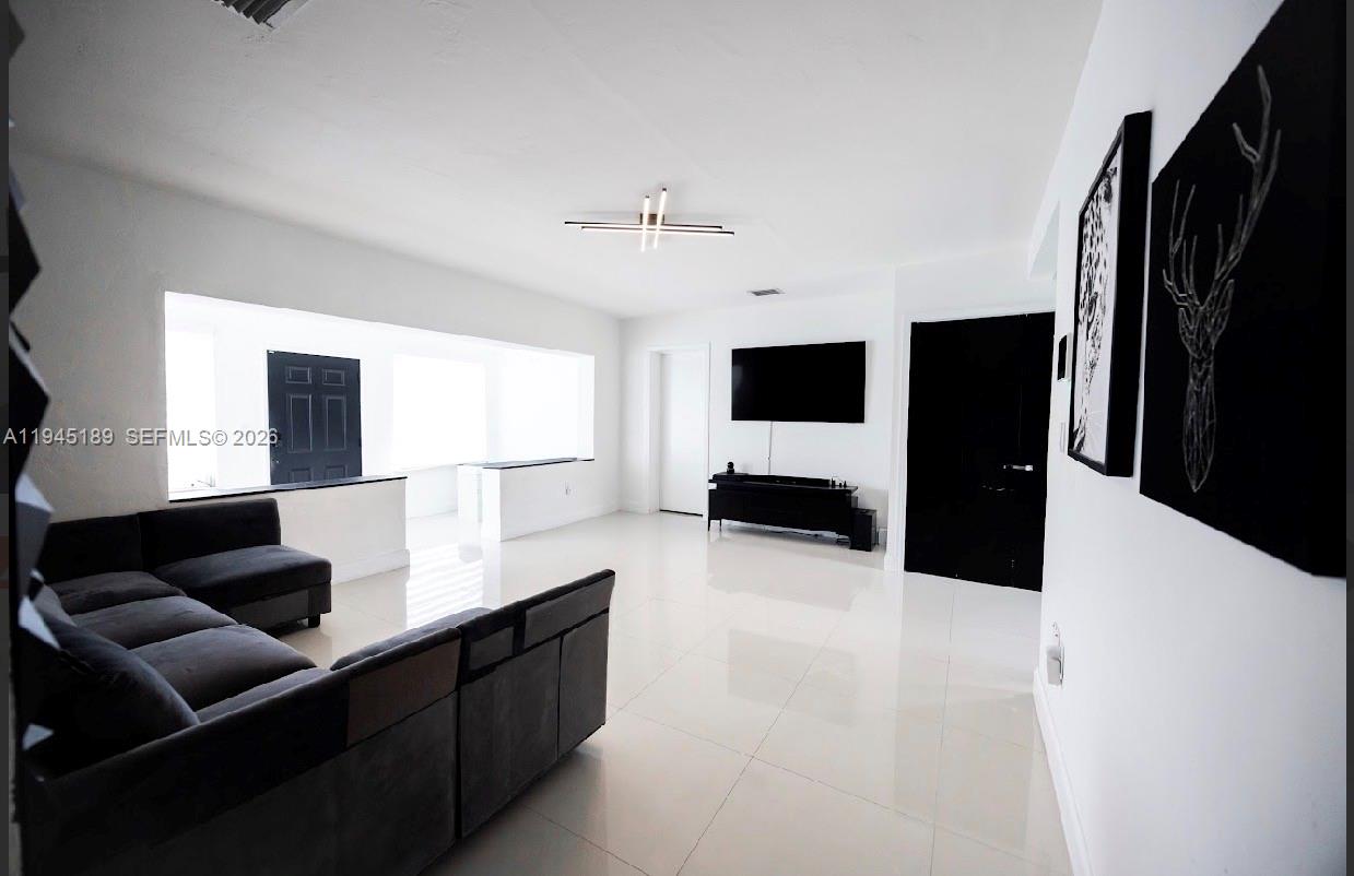 3135 NW 18th St, Miami FL 33125