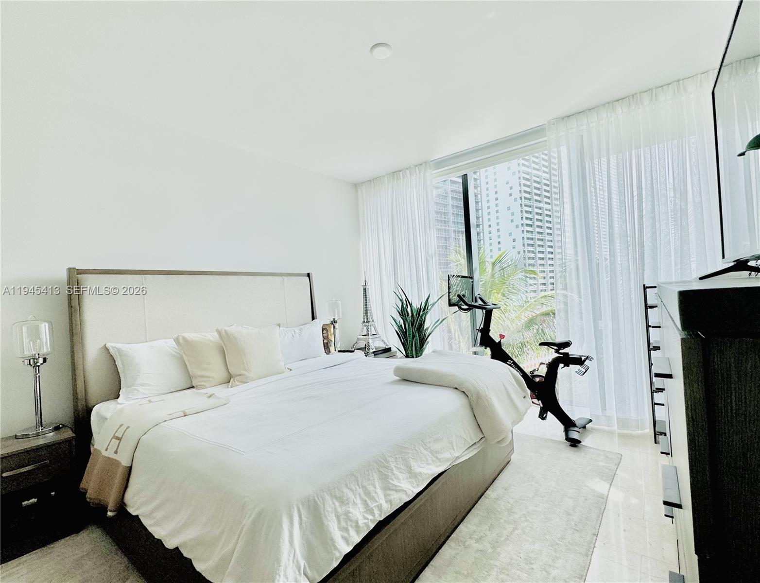 68 SE 6th St #903, Miami FL 33131