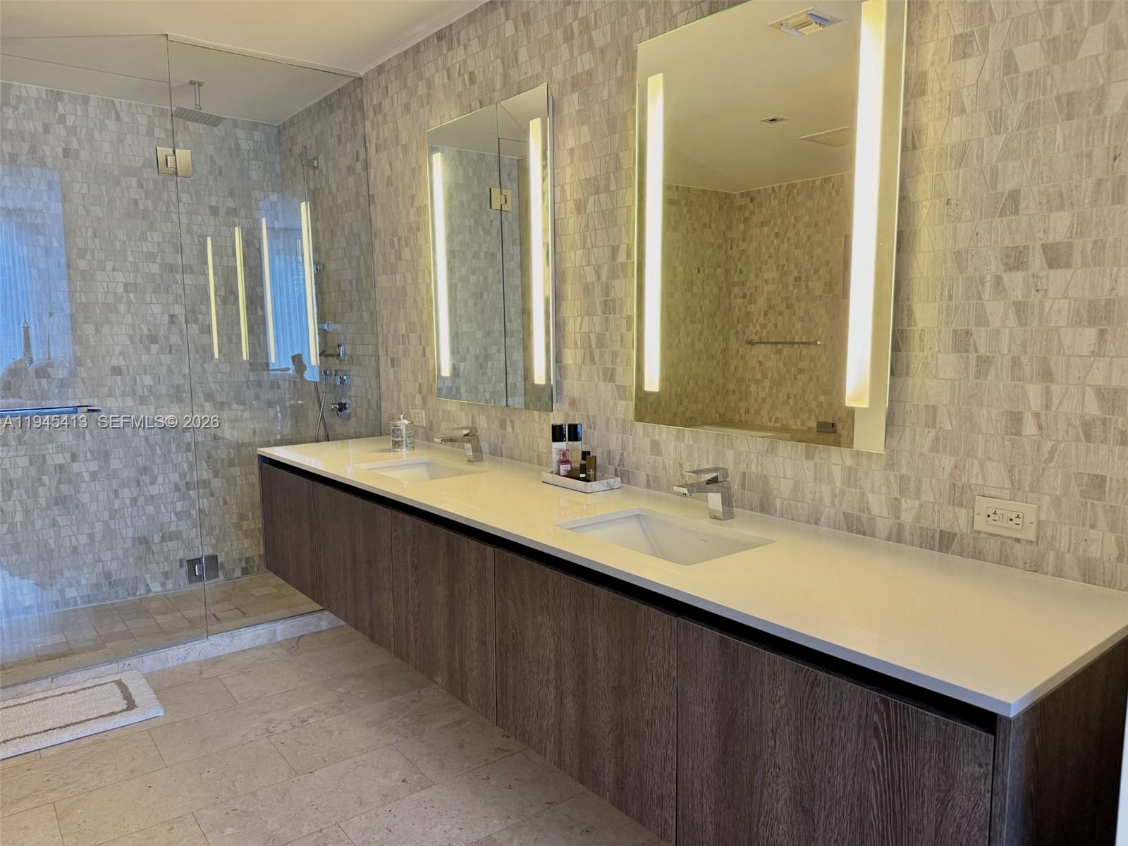 68 SE 6th St #903, Miami FL 33131