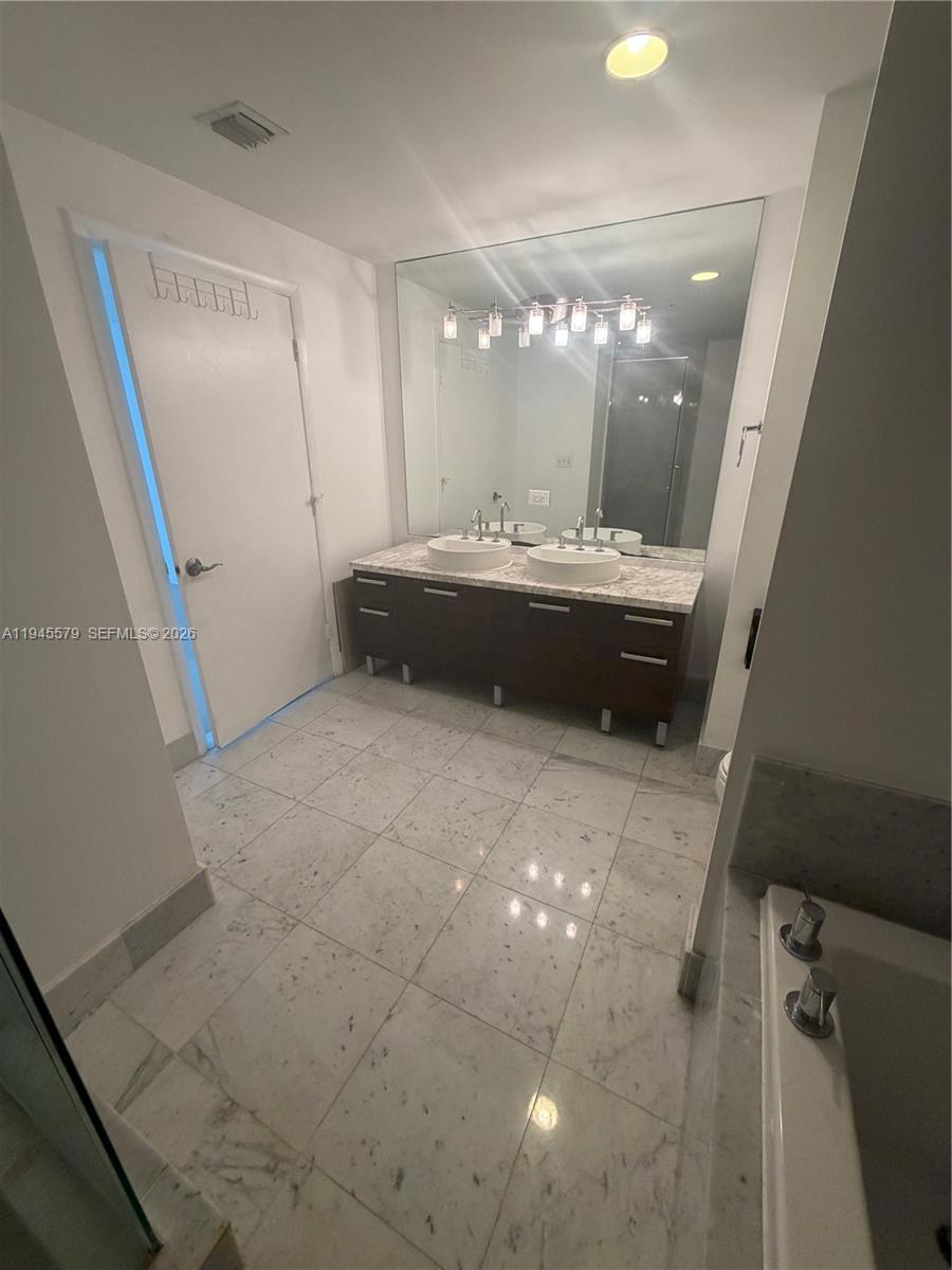 244 Biscayne Blvd #1210, Miami FL 33132