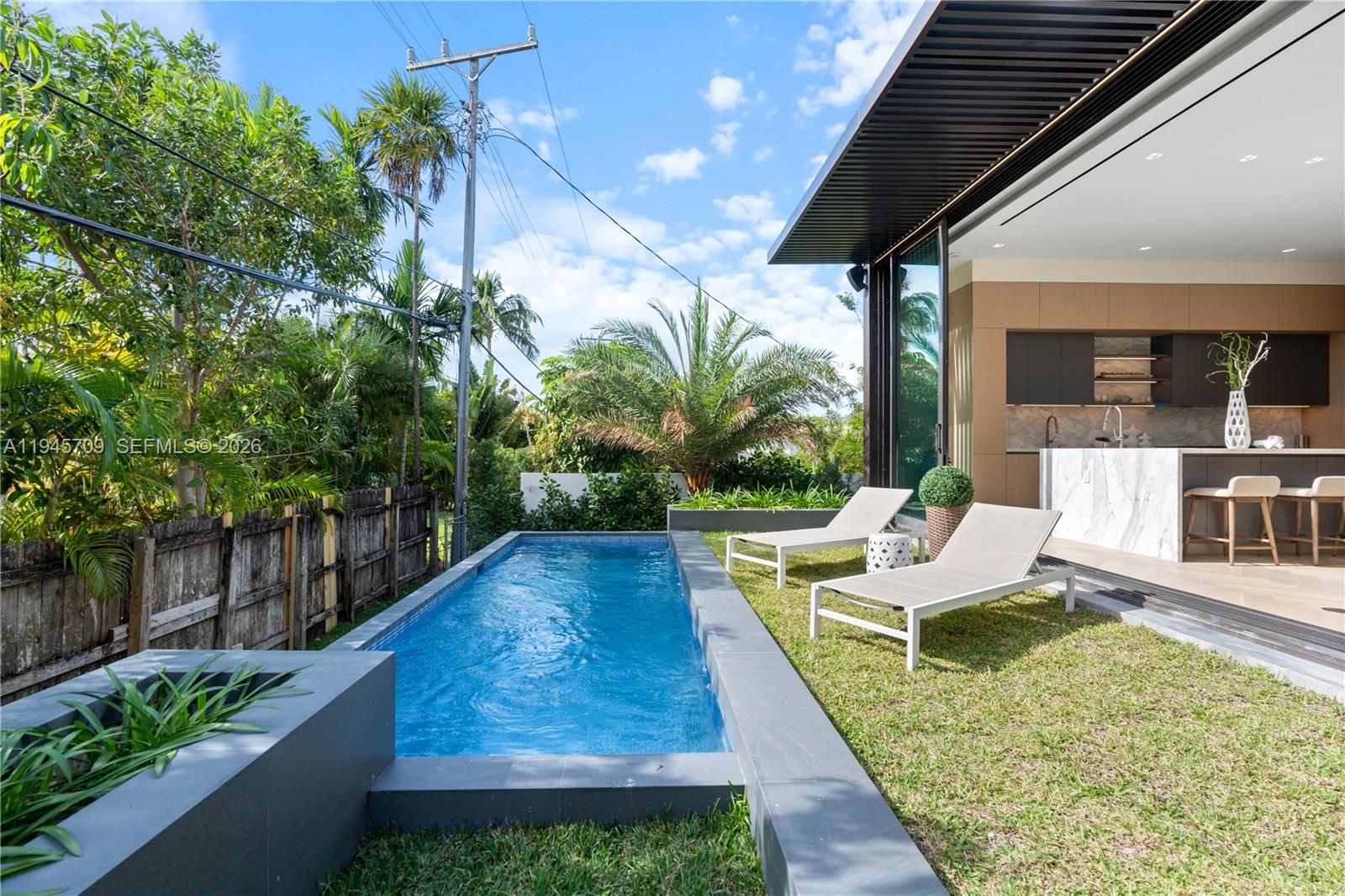 536 W 51st St, Miami Beach FL 33140