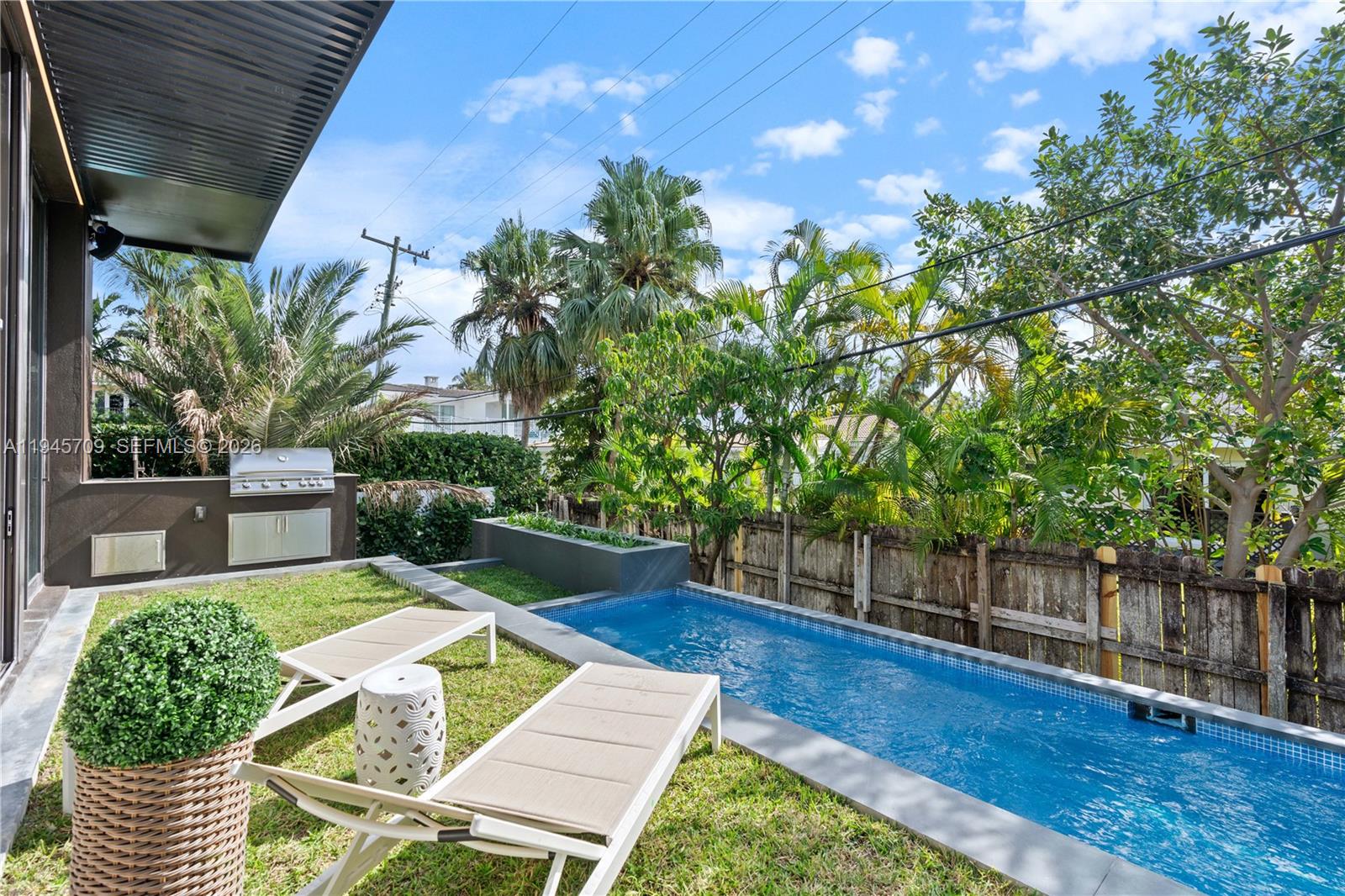536 W 51st St, Miami Beach FL 33140