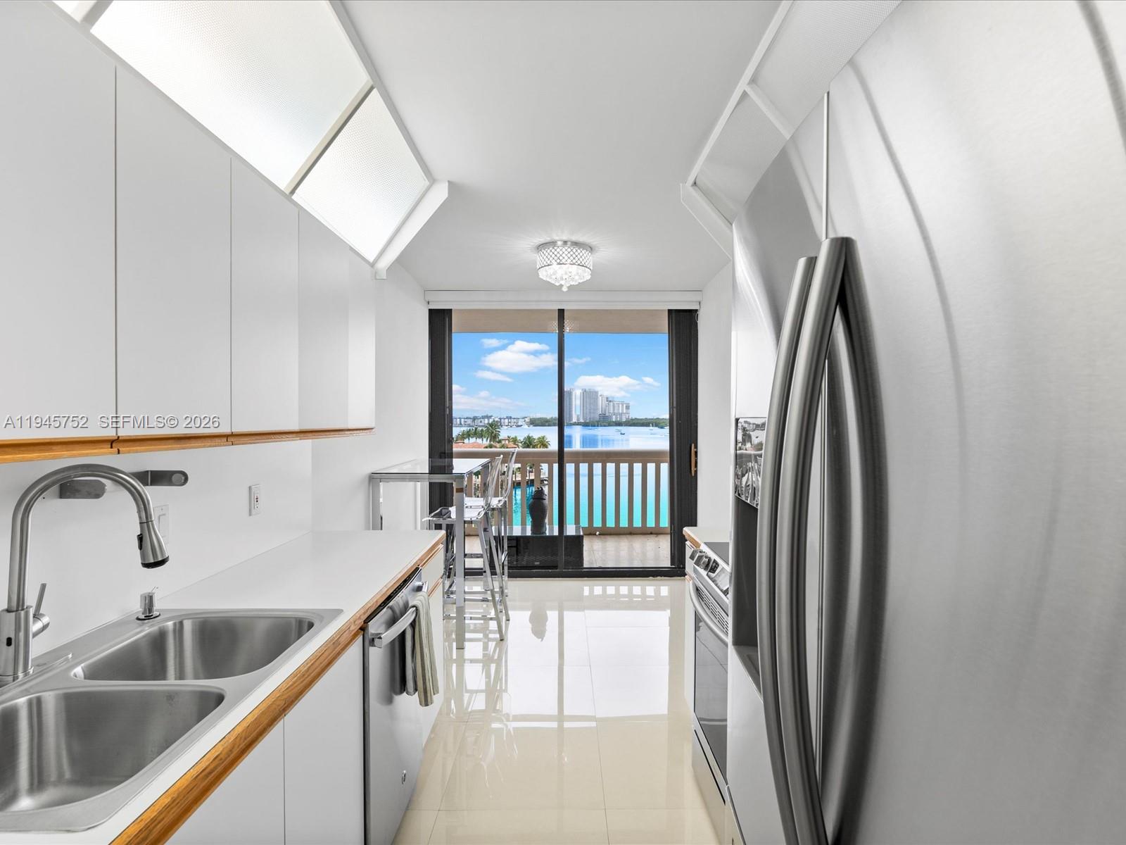 1000 W Island Blvd #612, Aventura FL 33160