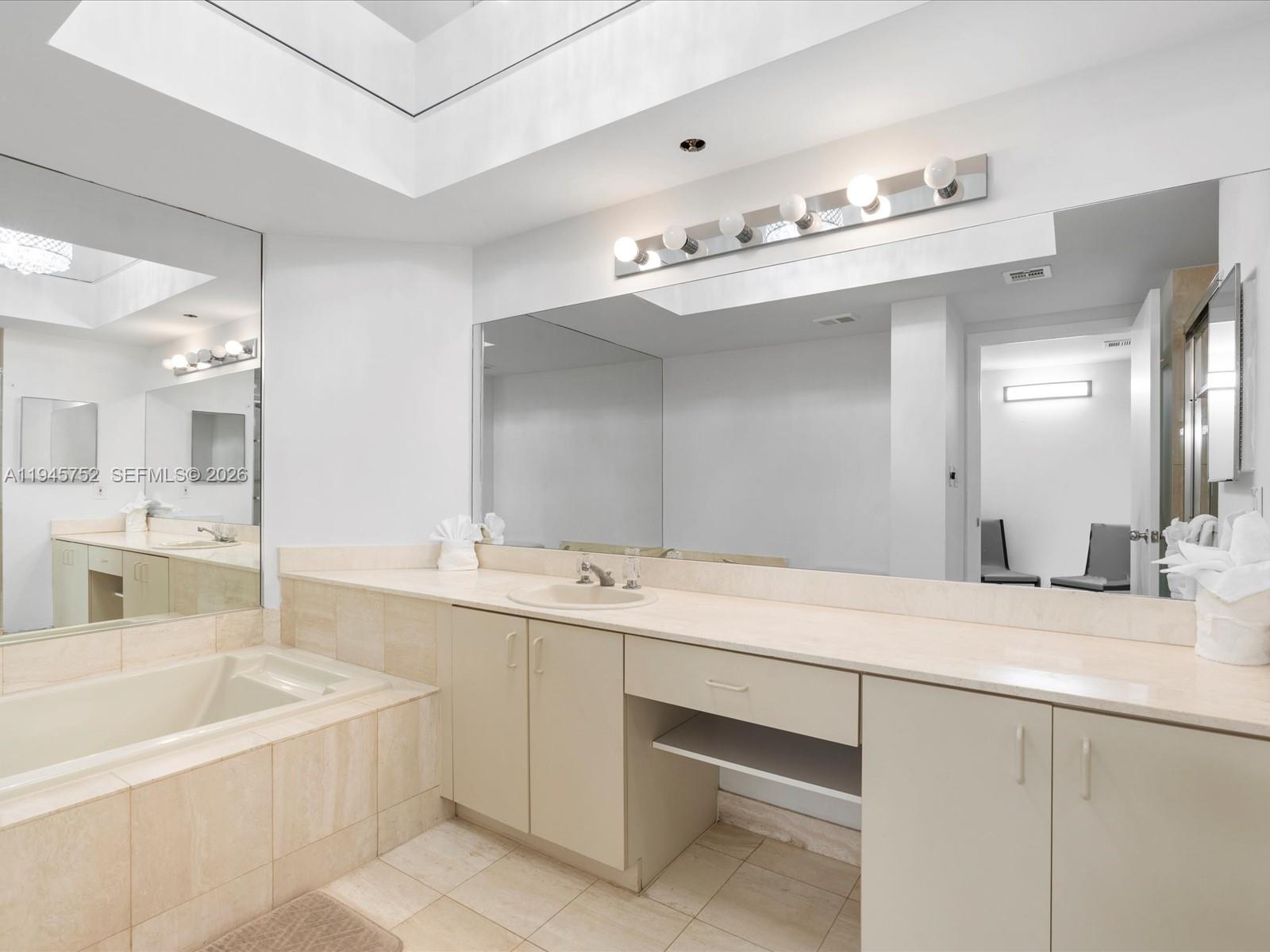 1000 W Island Blvd #612, Aventura FL 33160