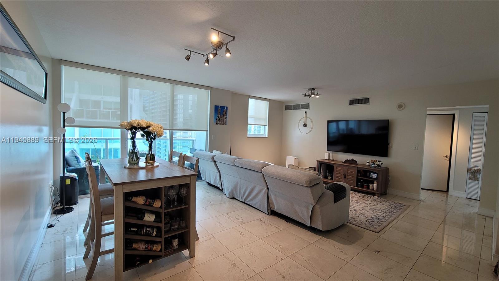 31 SE 5th St #2711, Miami FL 33131