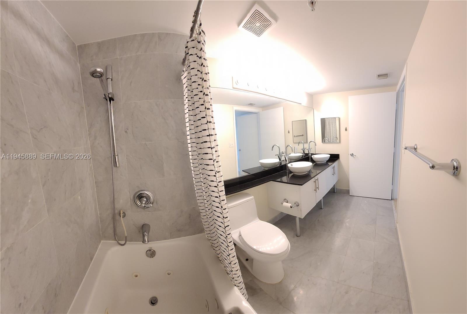 31 SE 5th St #2711, Miami FL 33131