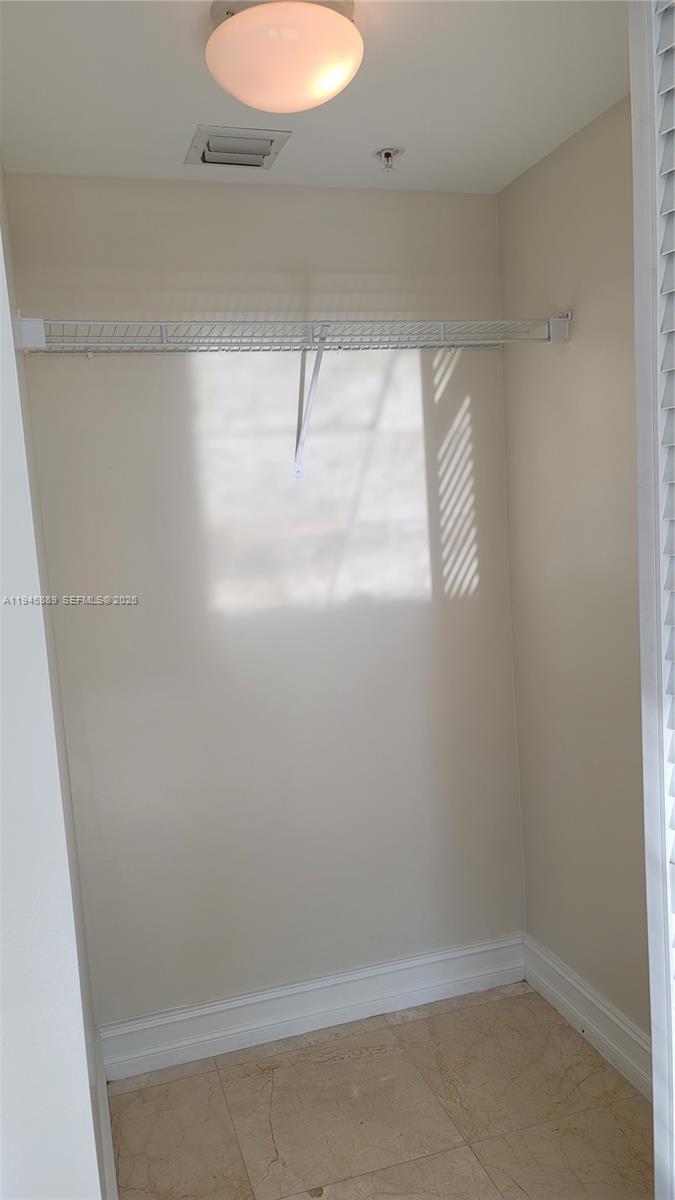 31 SE 5th St #2711, Miami FL 33131
