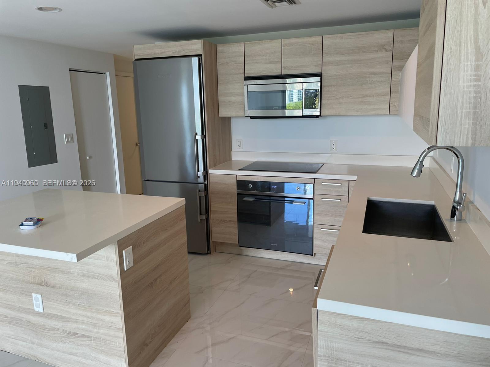North Miami Beach FL 33160 - A11945965