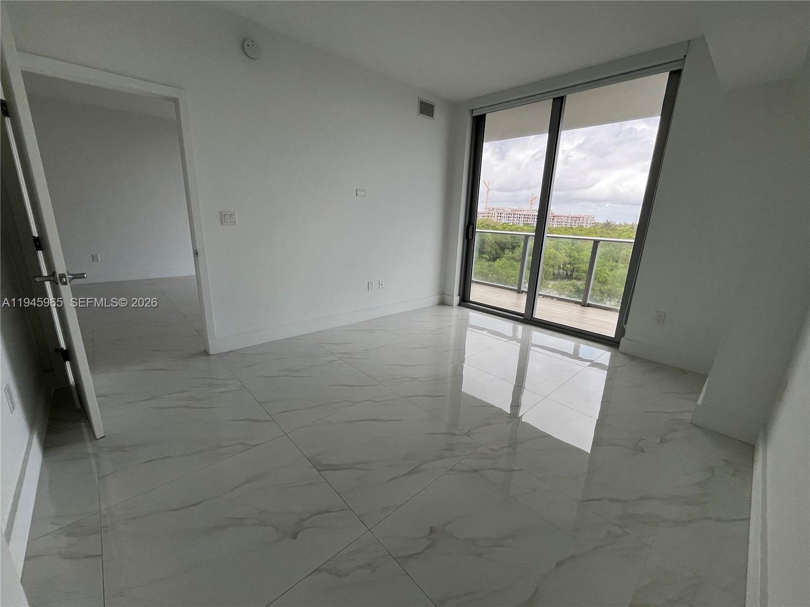 North Miami Beach FL 33160 - A11945965