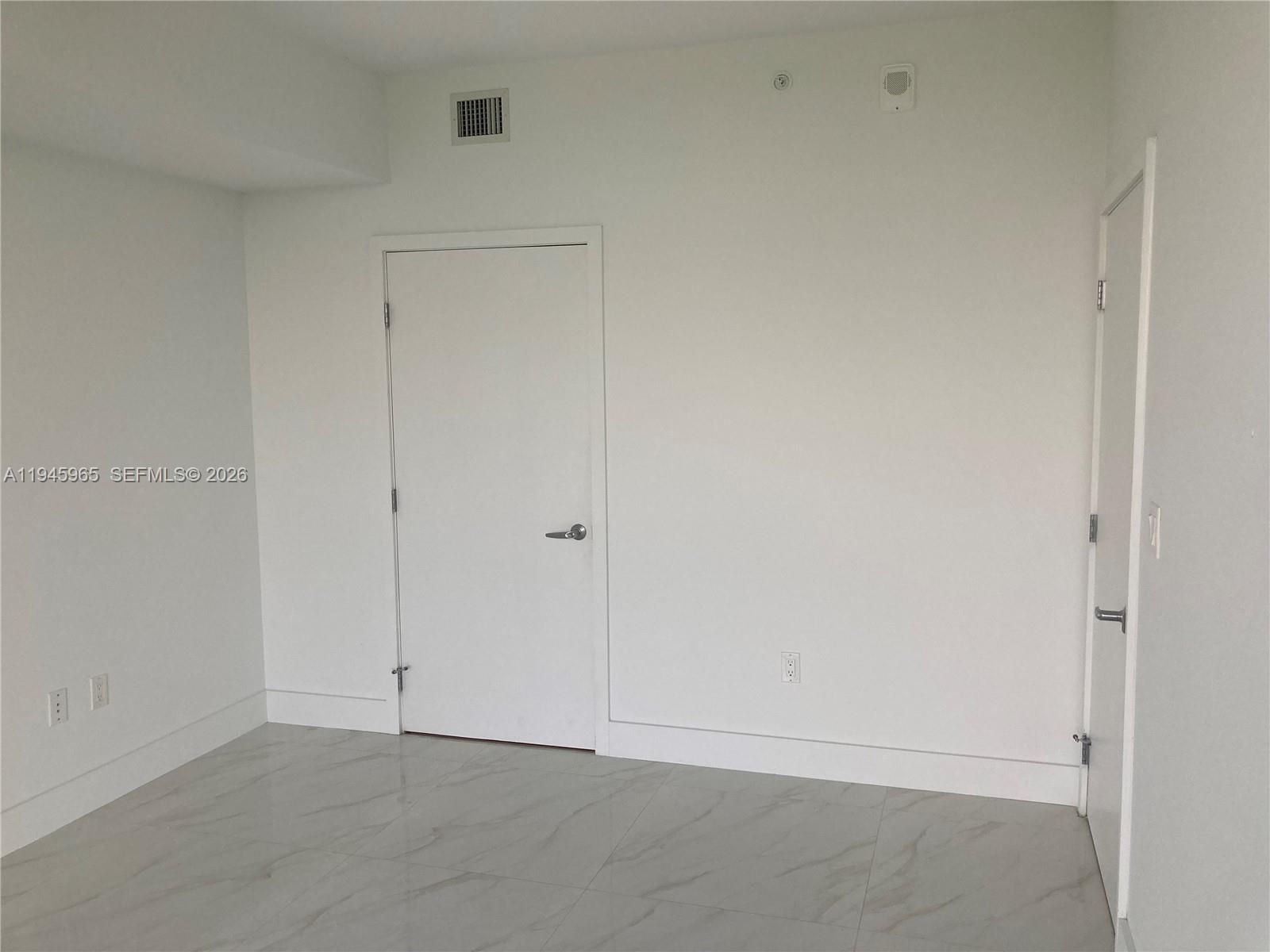 North Miami Beach FL 33160 - A11945965