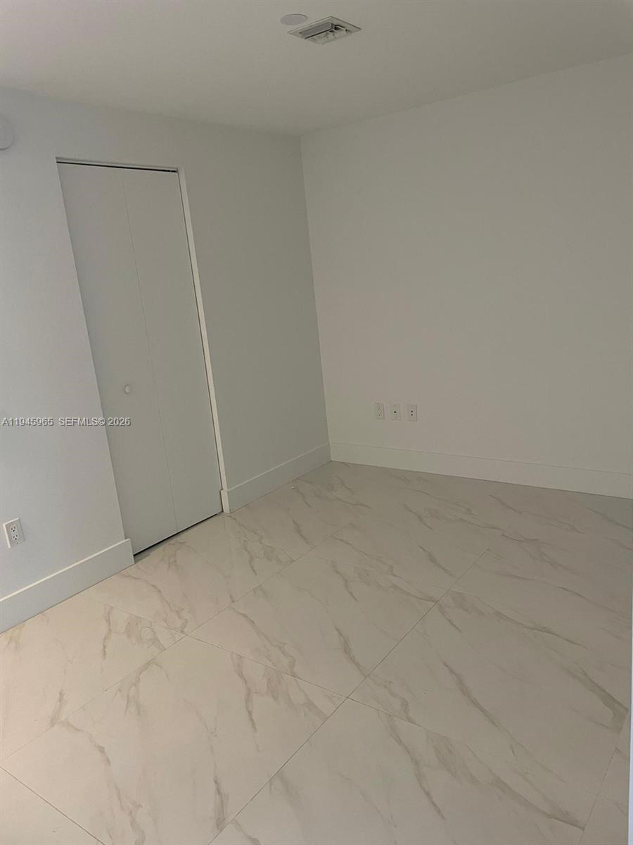 North Miami Beach FL 33160 - A11945965