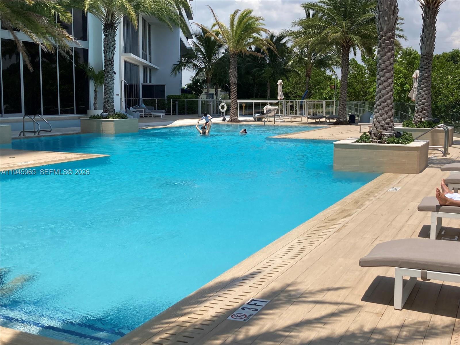 North Miami Beach FL 33160 - A11945965