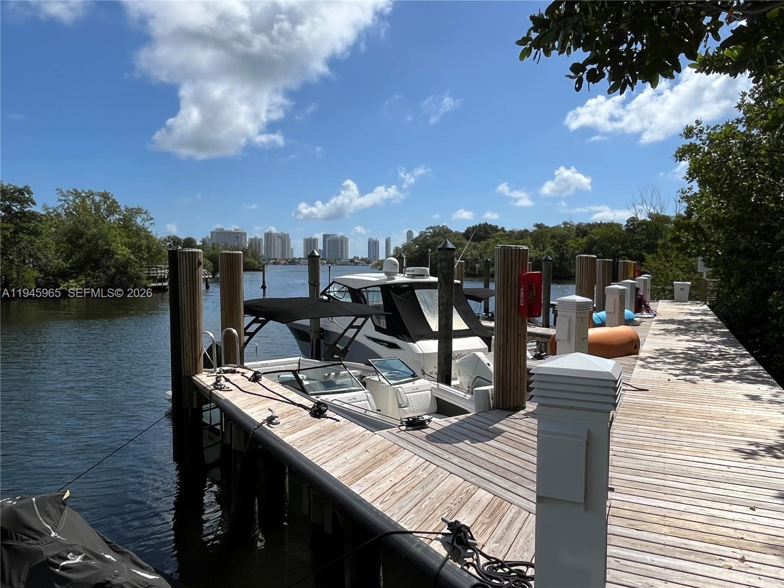 North Miami Beach FL 33160 - A11945965