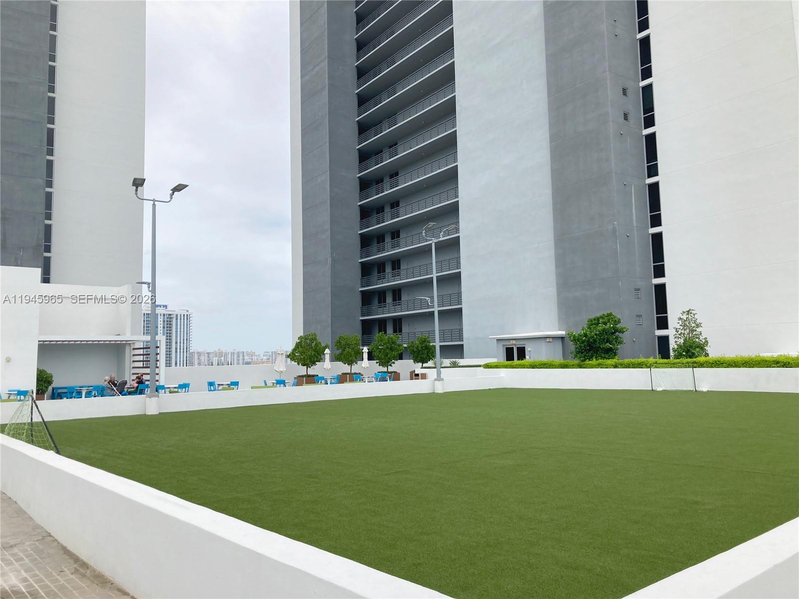 North Miami Beach FL 33160 - A11945965