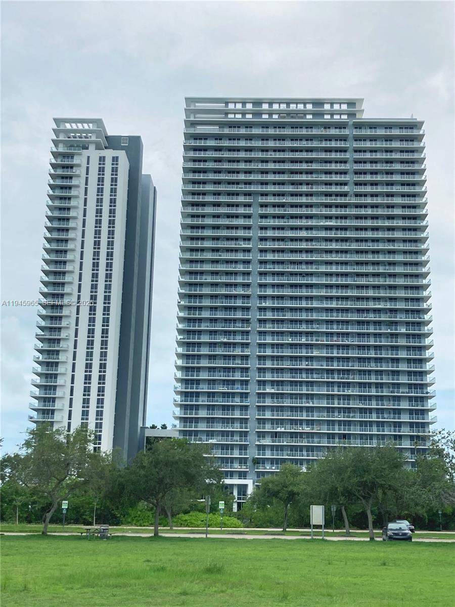 North Miami Beach FL 33160 - A11945965