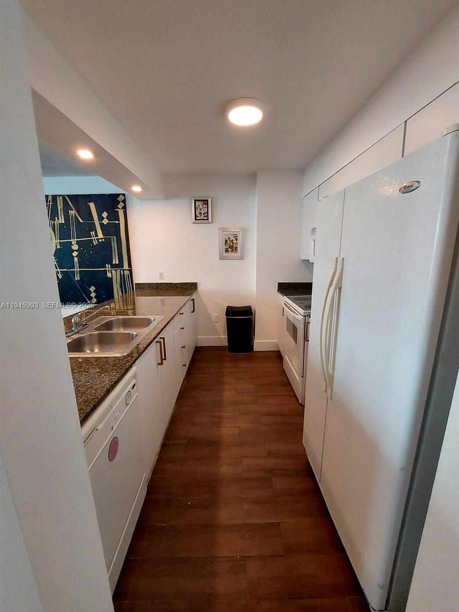 1200 Brickell Bay Dr #3708, Miami FL 33131