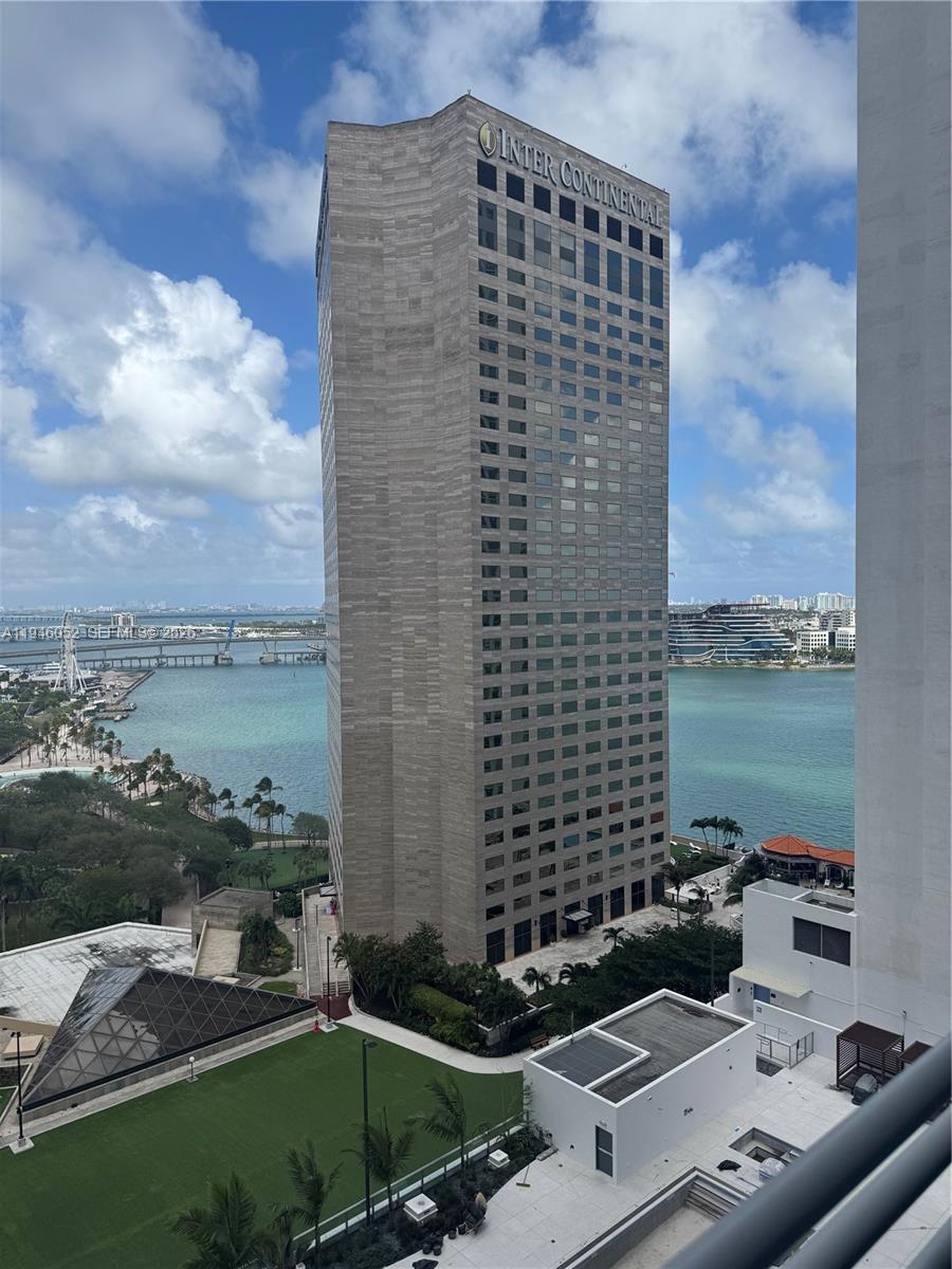 325 S Biscayne Blvd #2120, Miami FL 33131