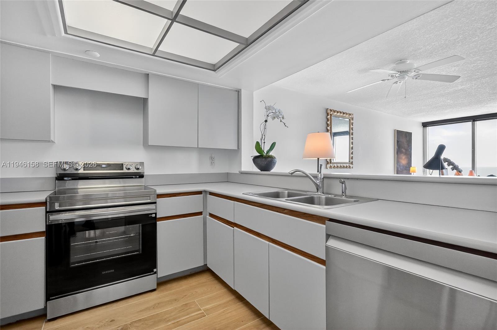 400 S Pointe Dr #1608, Miami Beach FL 33139