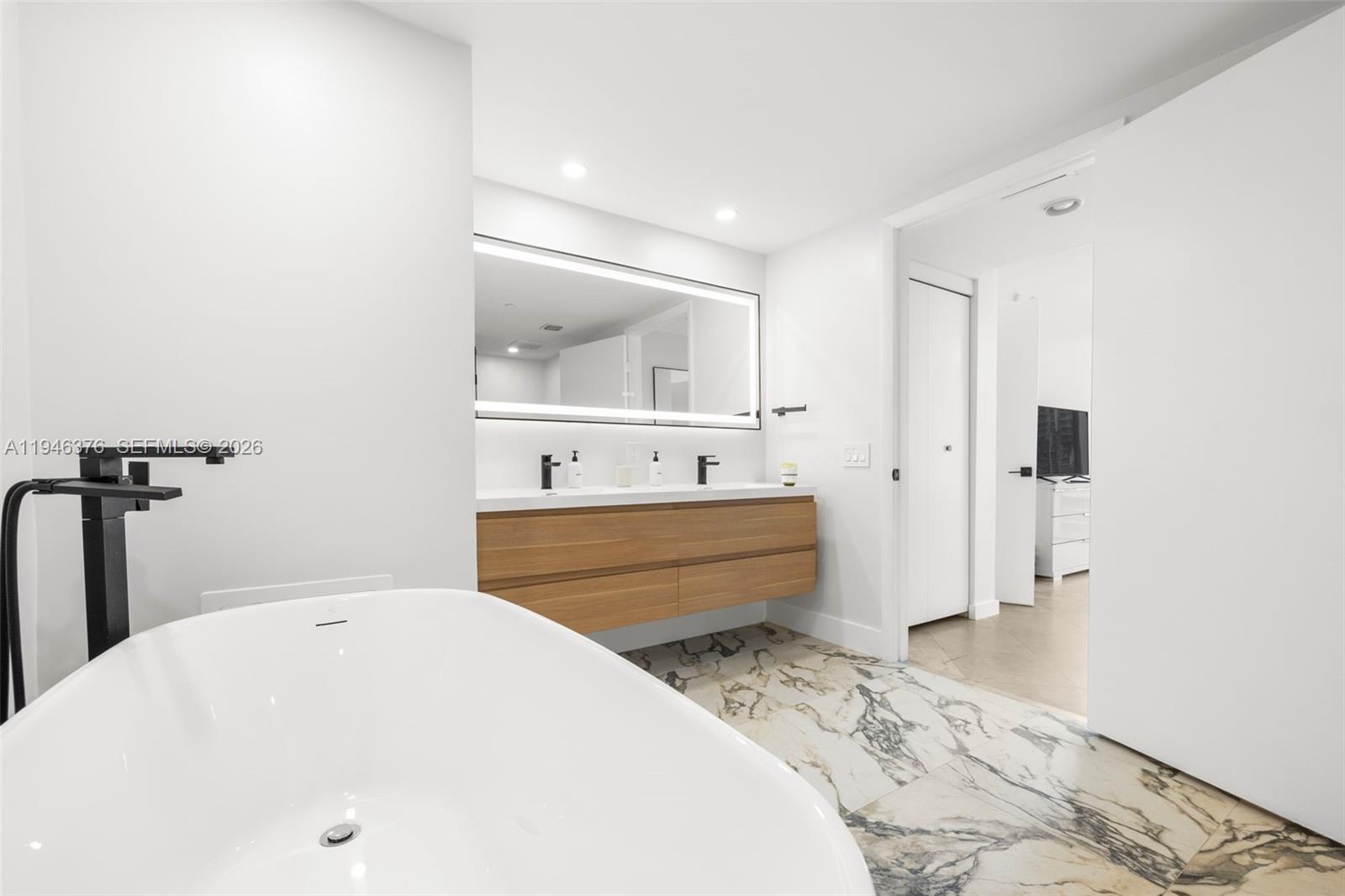 485 Brickell Ave #1804, Miami FL 33131