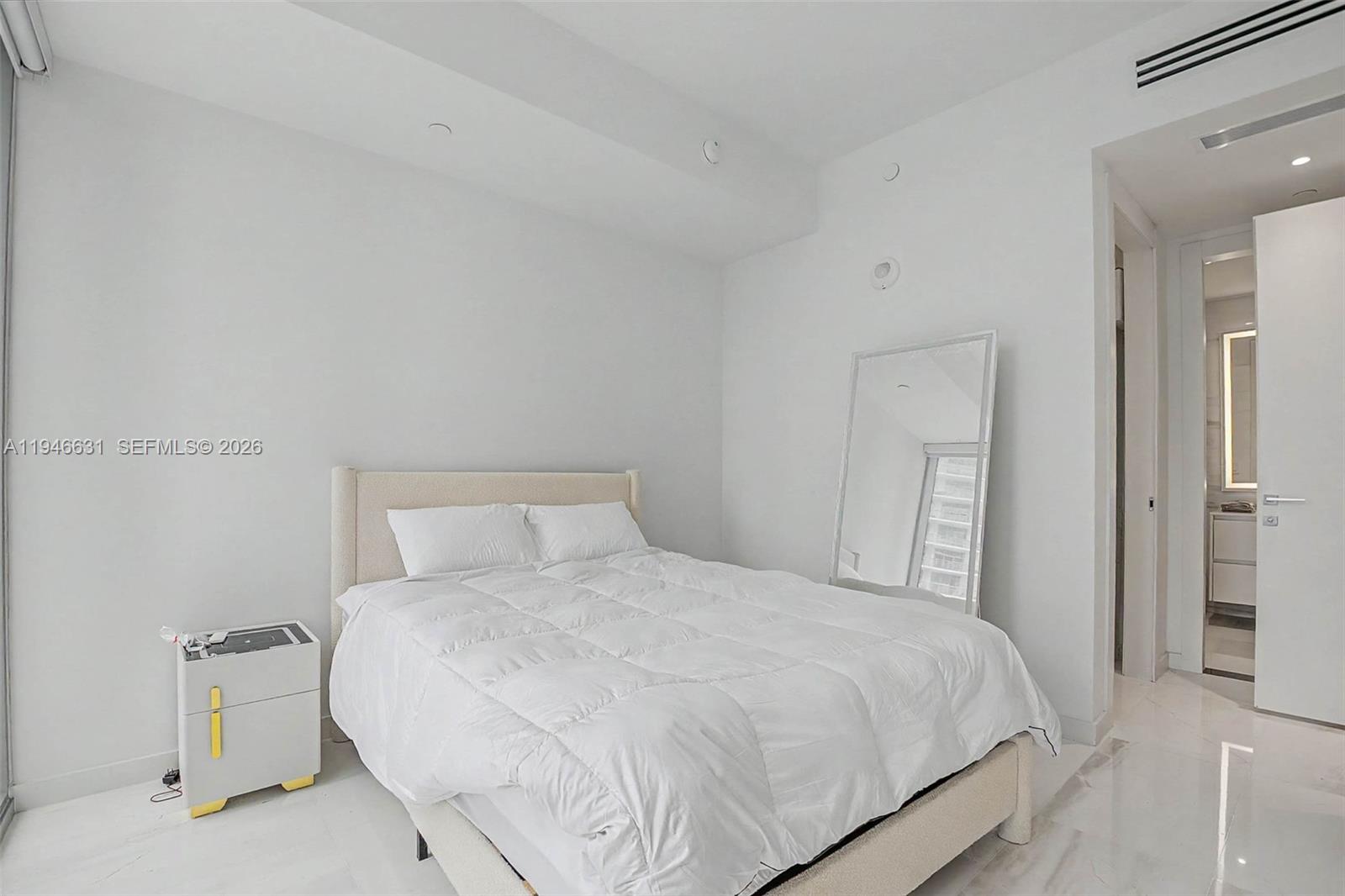 300 Biscayne Blvd Way #2808, Miami FL 33131