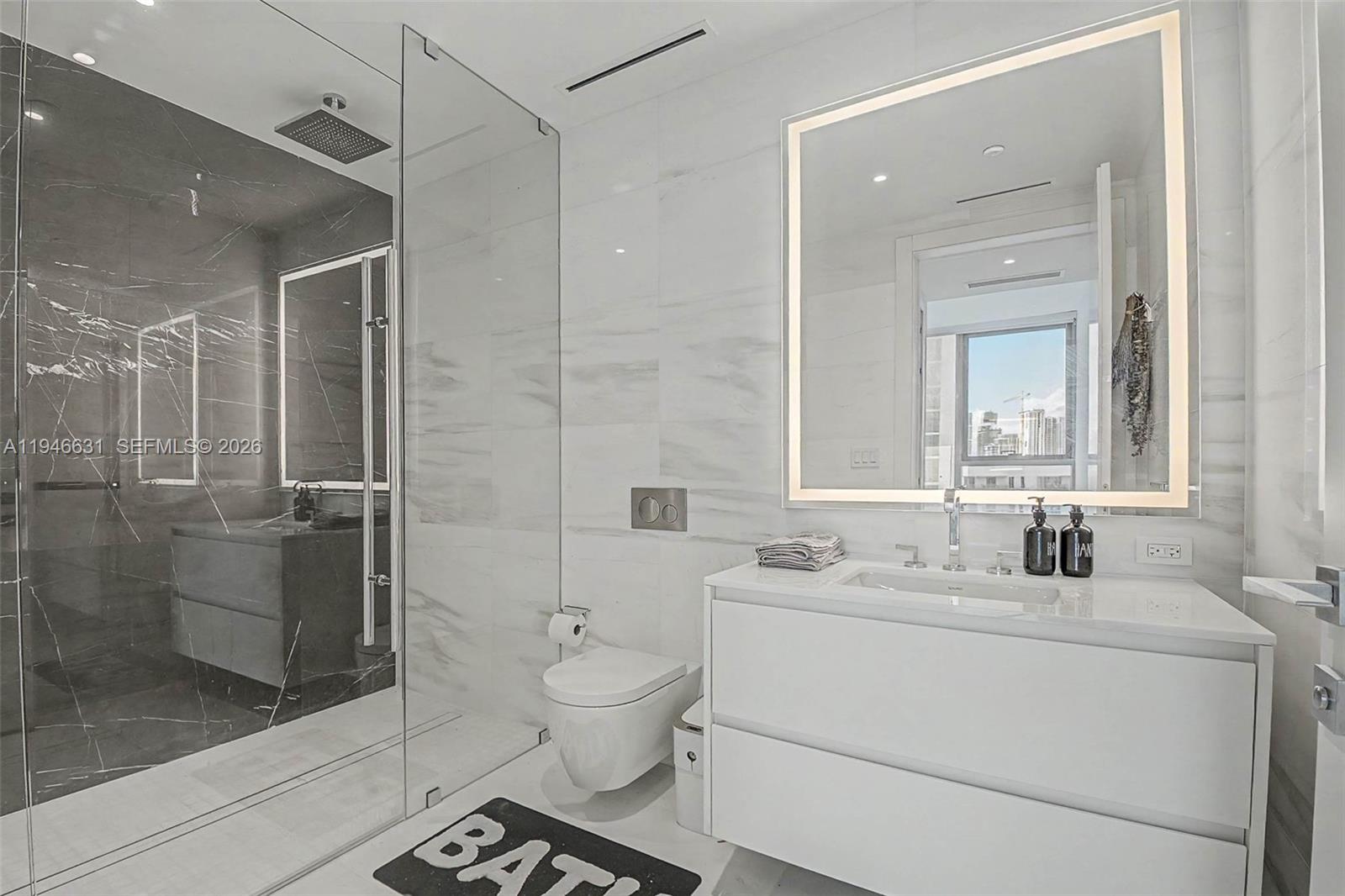 300 Biscayne Blvd Way #2808, Miami FL 33131