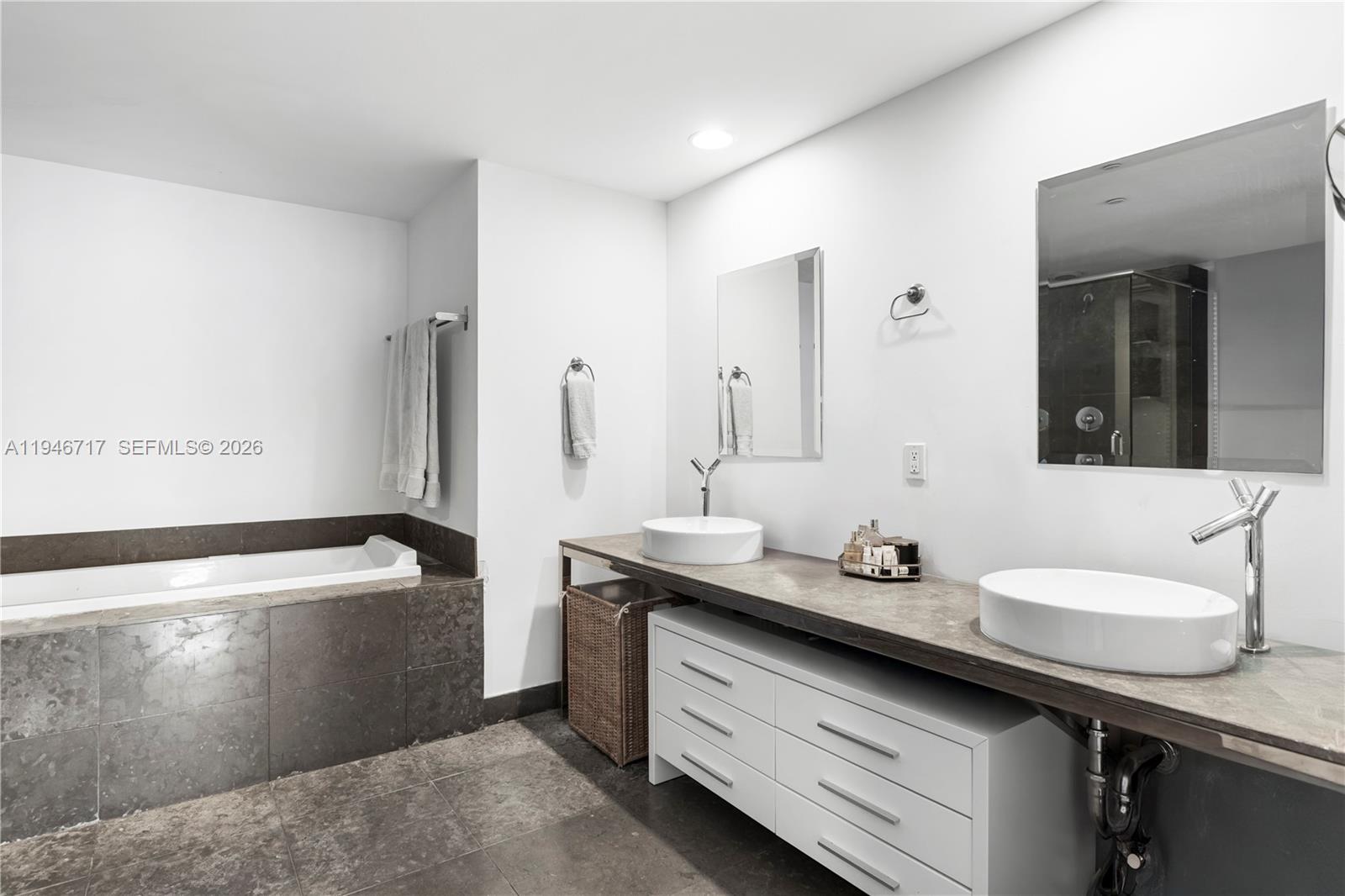495 Brickell Ave #1001, Miami FL 33131