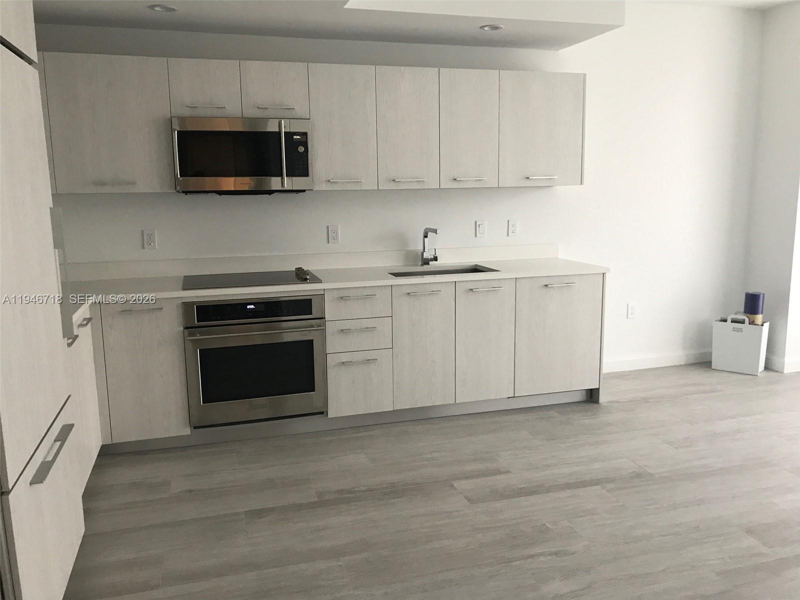 55 SW 9th St #2807, Miami FL 33130