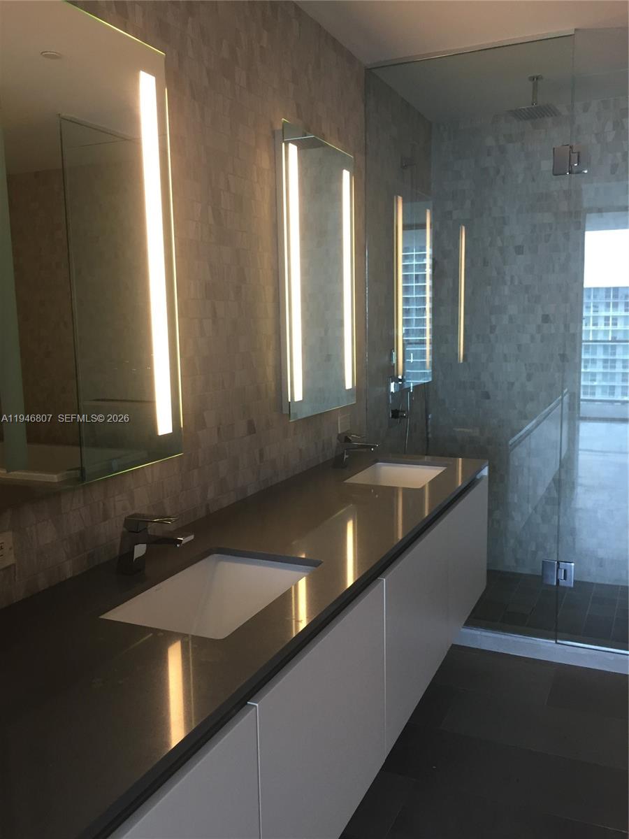 68 SE 6 #2504, Miami FL 33131